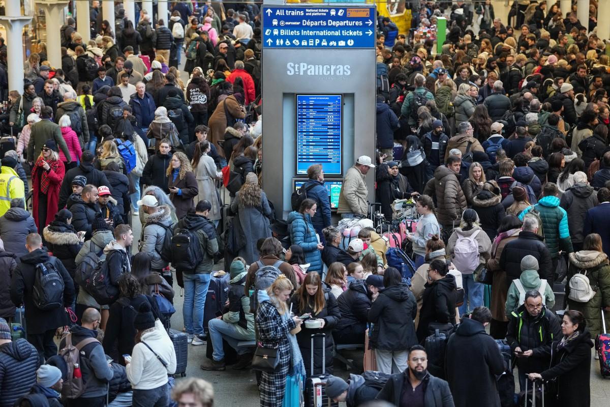Eurostar to resume full service after power glitch sparks travel chaos
